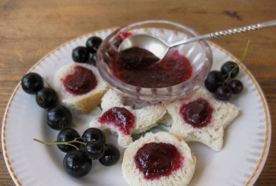 Blackcurrant jam with gelatin