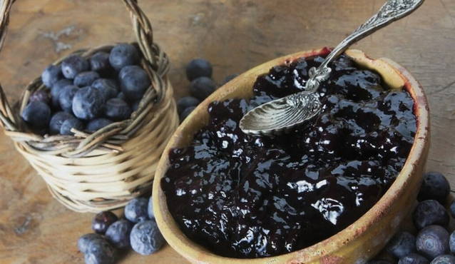 Blueberry jam in a slow cooker