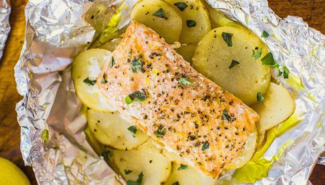 Pink salmon with potatoes in foil