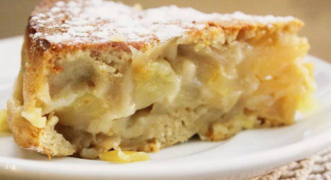 Cottage cheese casserole with apples without semolina