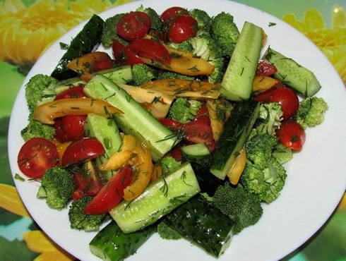 Salad with broccoli, tomatoes and cucumbers