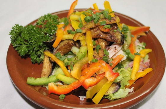 Salad with beef, pepper and pickles