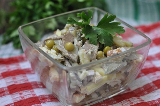 Liver salad with peas