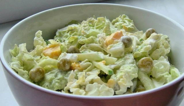 Peking cabbage and pea salad