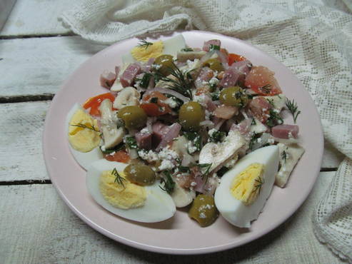 Salad with ham and pickled mushrooms