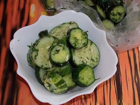 Licht gezouten komkommers recept crispy instant