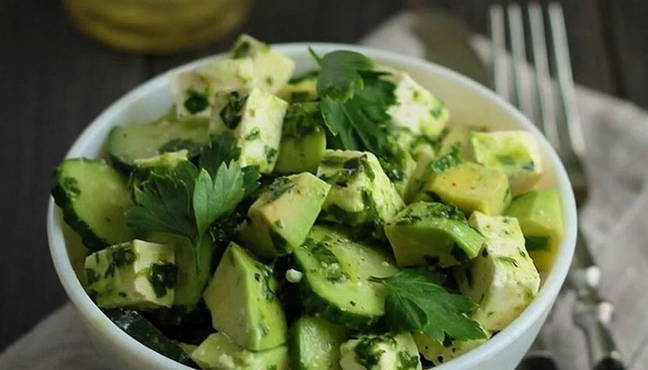 Avocado salad with herbs