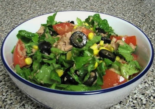 Tuna salad with herbs