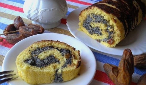 Sponge roll with poppy seeds