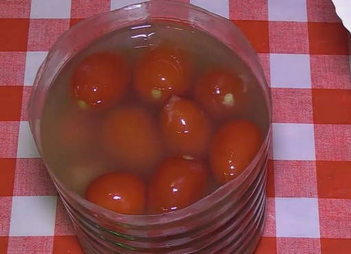 Tomaten in een vat met mosterd