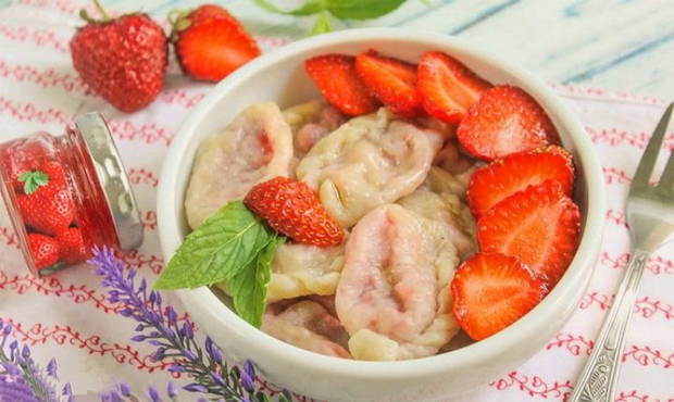 Dumplings with strawberries without eggs