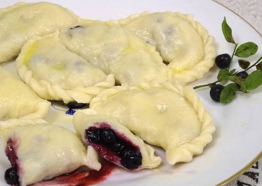 Yeast dumplings with blueberries