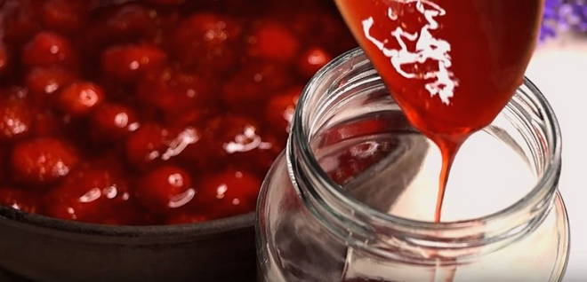 Strawberry jam in a pan
