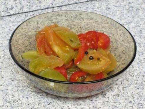 Spicy green tomato salad