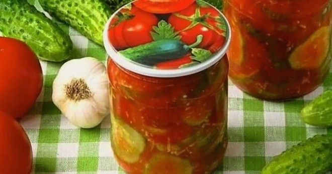 Tomaten en komkommers in tomatensap