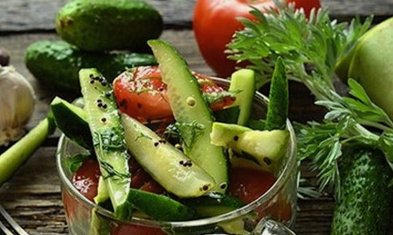 Licht gezouten komkommers en tomaten in een zakje