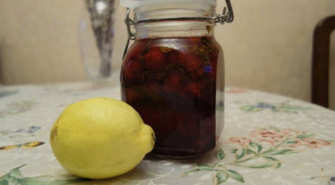 Strawberry jam five minutes with lemon
