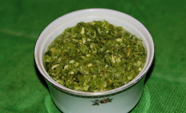 Spicy adjika from green tomatoes for the winter