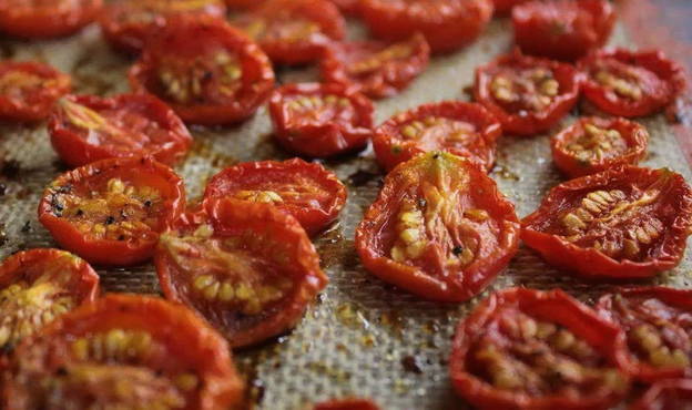 Zongedroogde tomaatjes in de Isidri droger