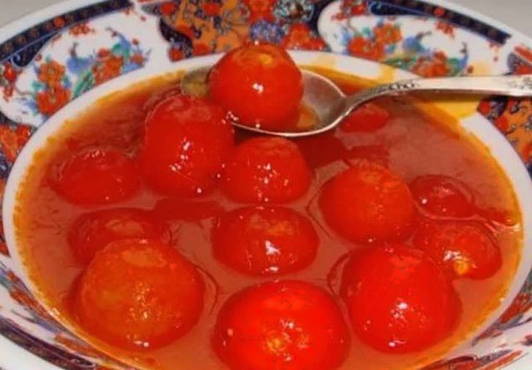 Tomatoes in their own juice with horseradish and garlic