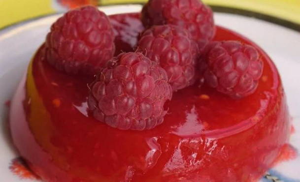 Raspberry jelly with gelatin