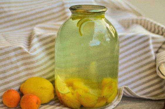 קומפוט משמש לחורף עם חומצת לימון