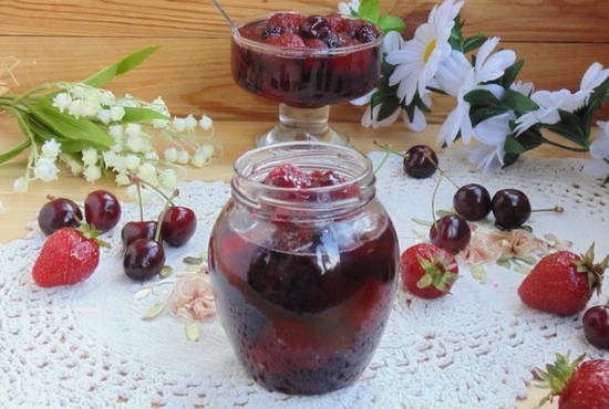 Jam from strawberries with cherries