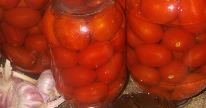 Bulgaarse tomaten in hun eigen sap