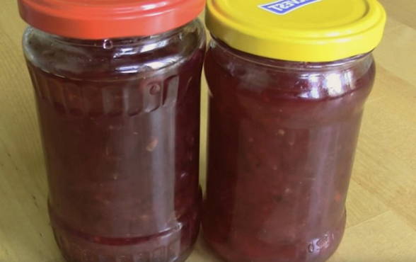 Old-style rose jam