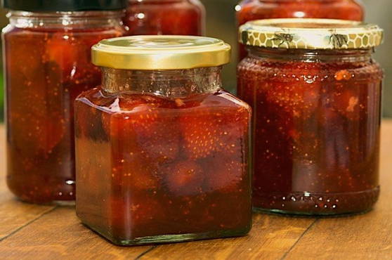 Strawberry five-minute jam with citric acid