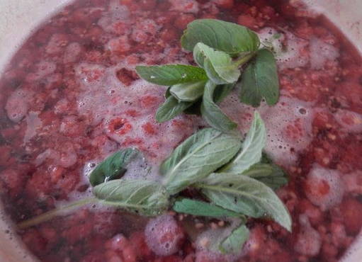 Raspberry compote with mint for the winter