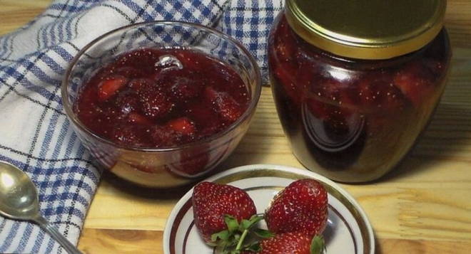 Five-minute strawberry jam with whole berries