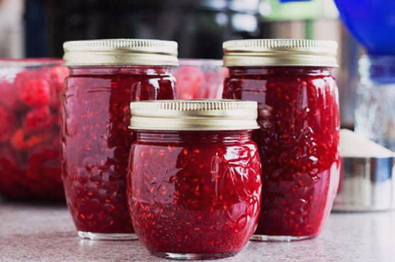 Raspberry jam with gelatin
