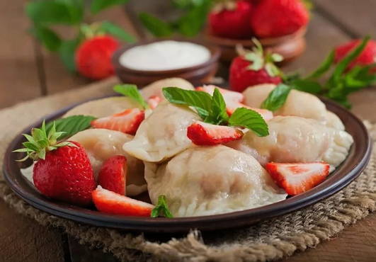 Dumplings with strawberries in a slow cooker