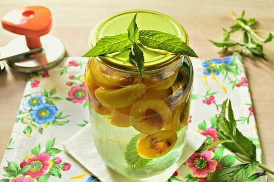 Apricot compote with mint and lemon
