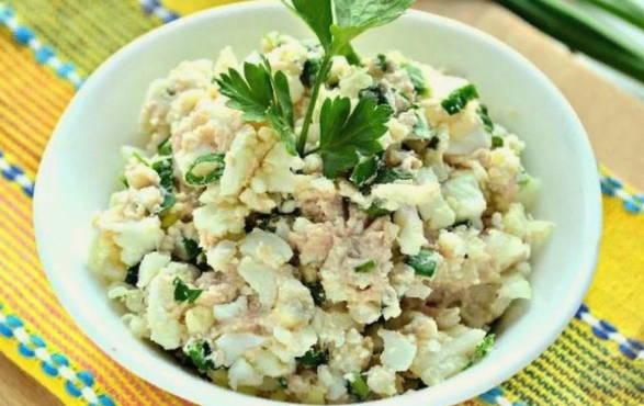 Salad with cod liver and cheese