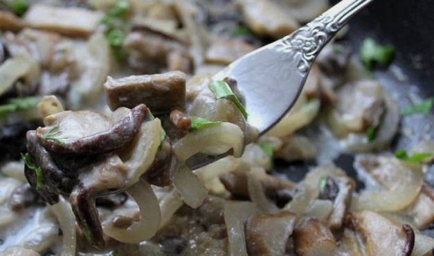 Fried boletus mushrooms with sour cream and onions