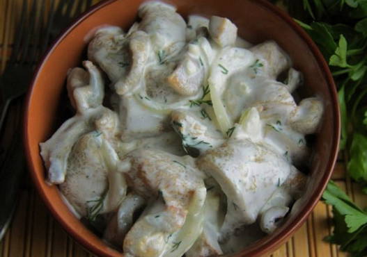 Salted milk mushrooms with sour cream