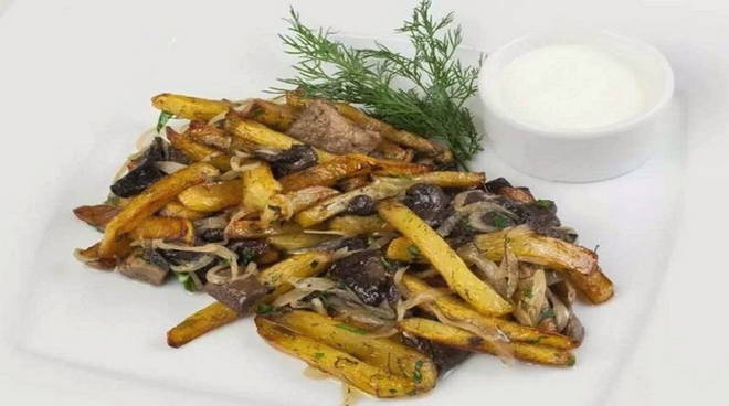 Boletus boletus fried with potatoes and sour cream