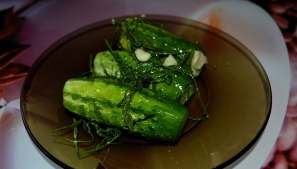 Krokante licht gezouten komkommers in een zakje