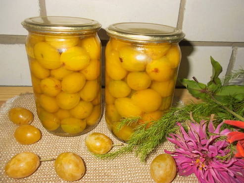 Yellow plum compote for the winter without sterilization