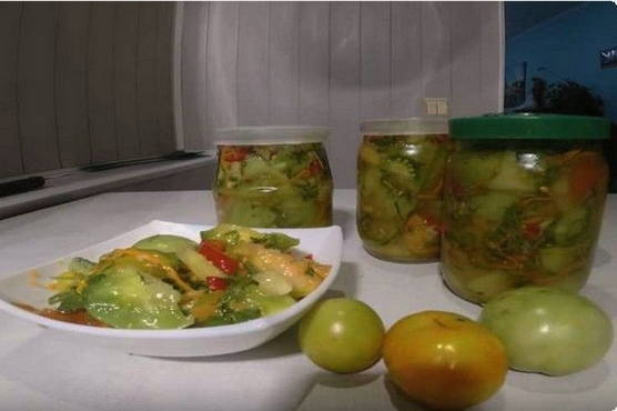 Spicy green tomatoes in Korean for the winter