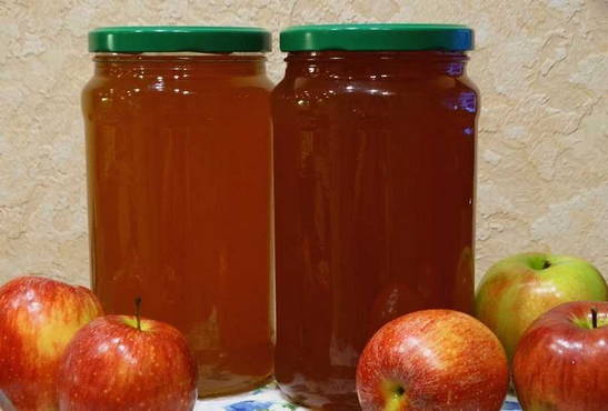 Apple juice through a juicer at home for the winter