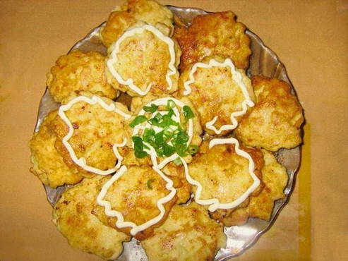 Gehakte kipfiletkoteletten met mayonaise en bloem in een pan