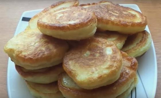 Lush pancakes with milk and yeast
