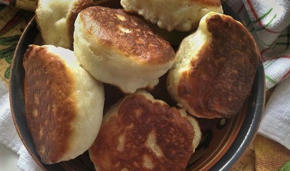 Yeast pancakes with milk and eggs