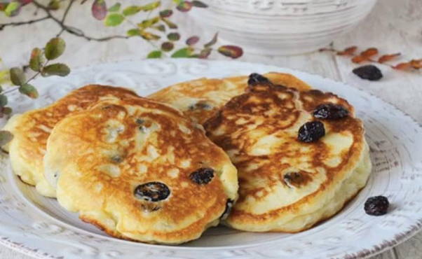 Yeast pancakes with raisins