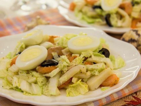 Salad with shrimps, squid without mayonnaise