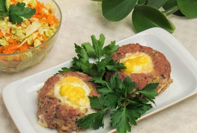 Minced meat nests with egg and cheese in the oven