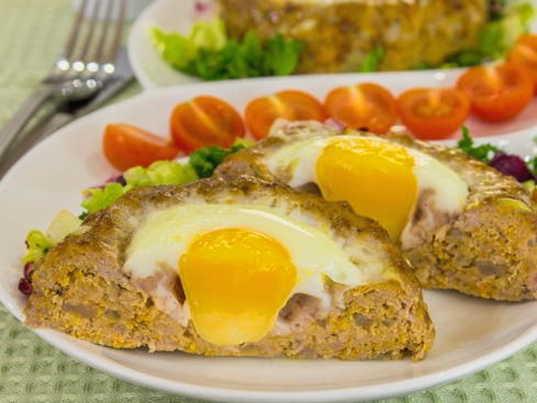 Minced meat nests with egg in the oven